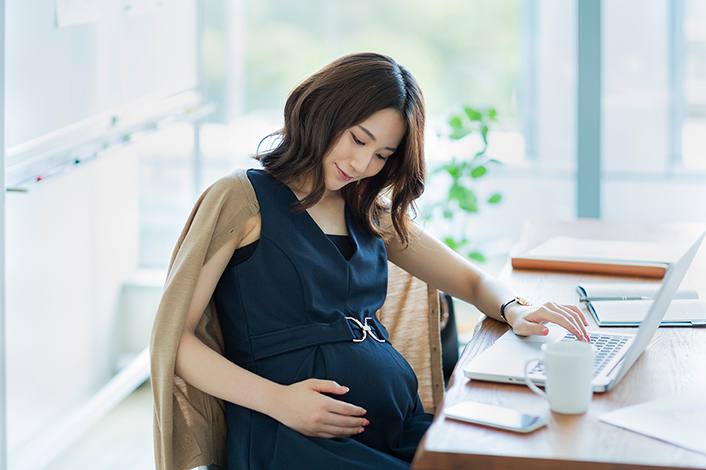 おなかをさする妊婦の写真